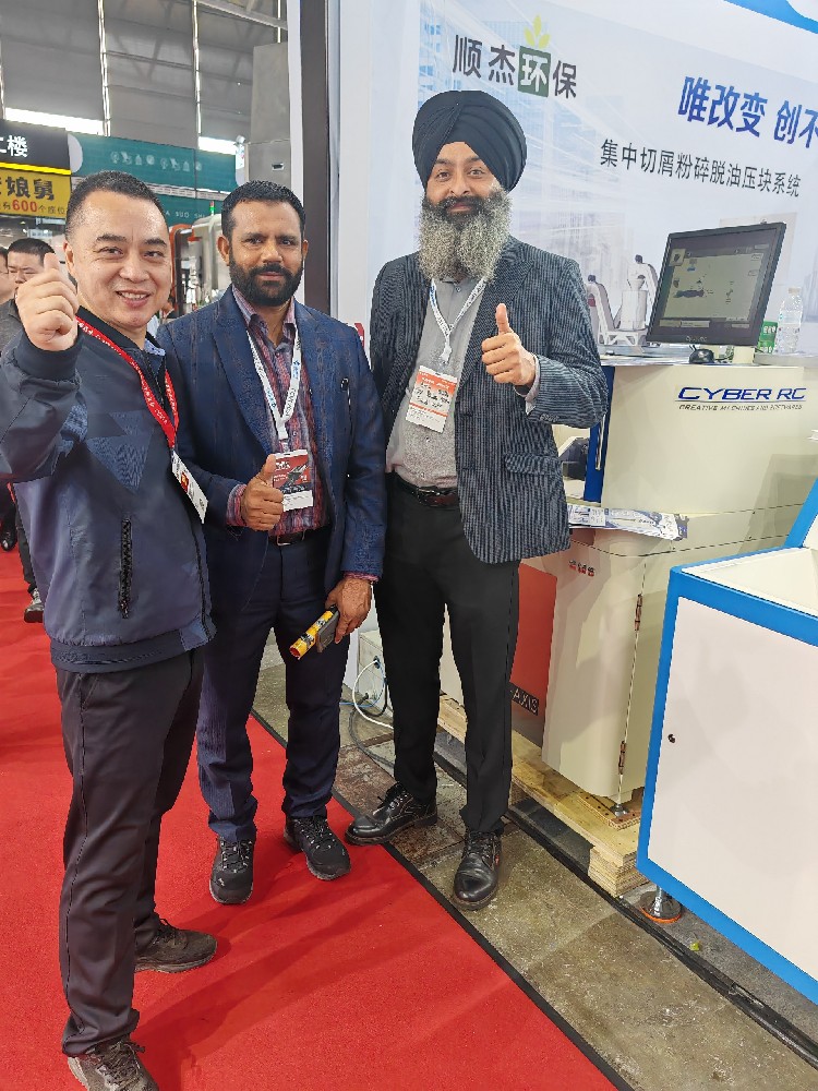 賽帕埃惜技術(shù)人員和外國(guó)友人合照