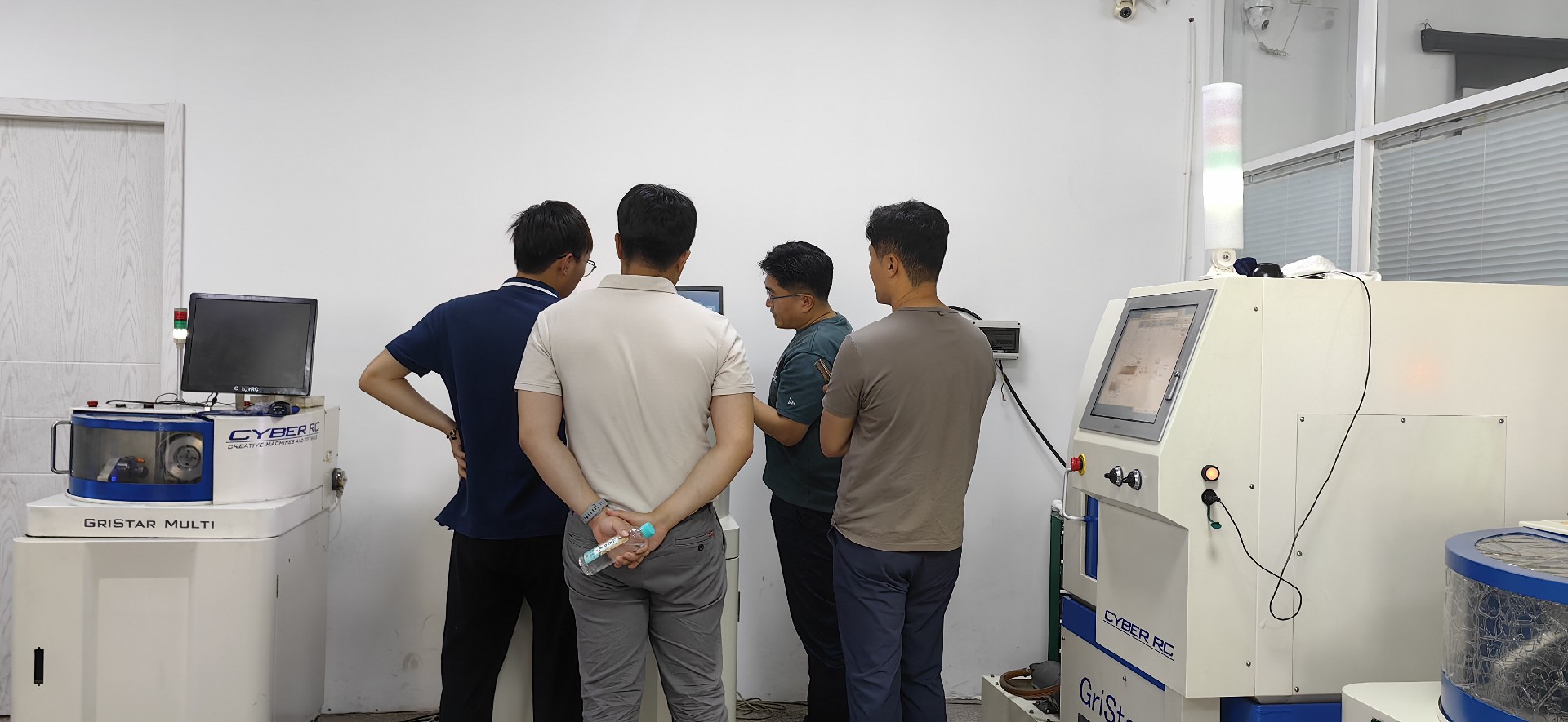 韓國客戶來訪培訓(xùn)全自動磨刀機使用